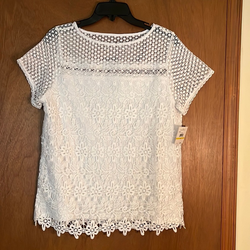 Ladies lined crisp white lace top.